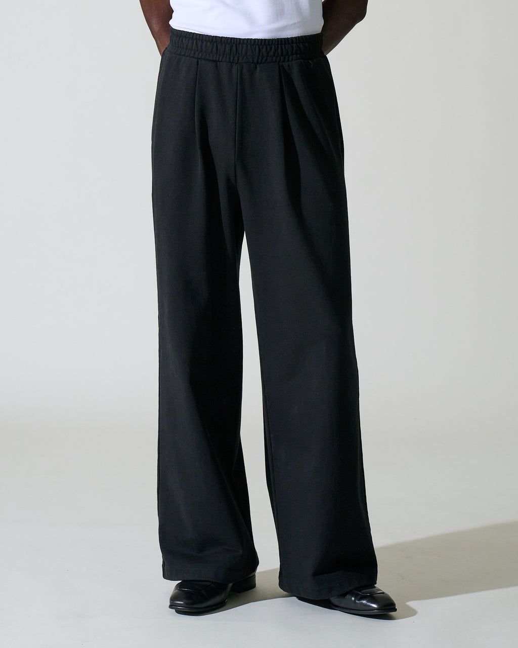 HIGH-WAISTED PLEATED SWEATPANT