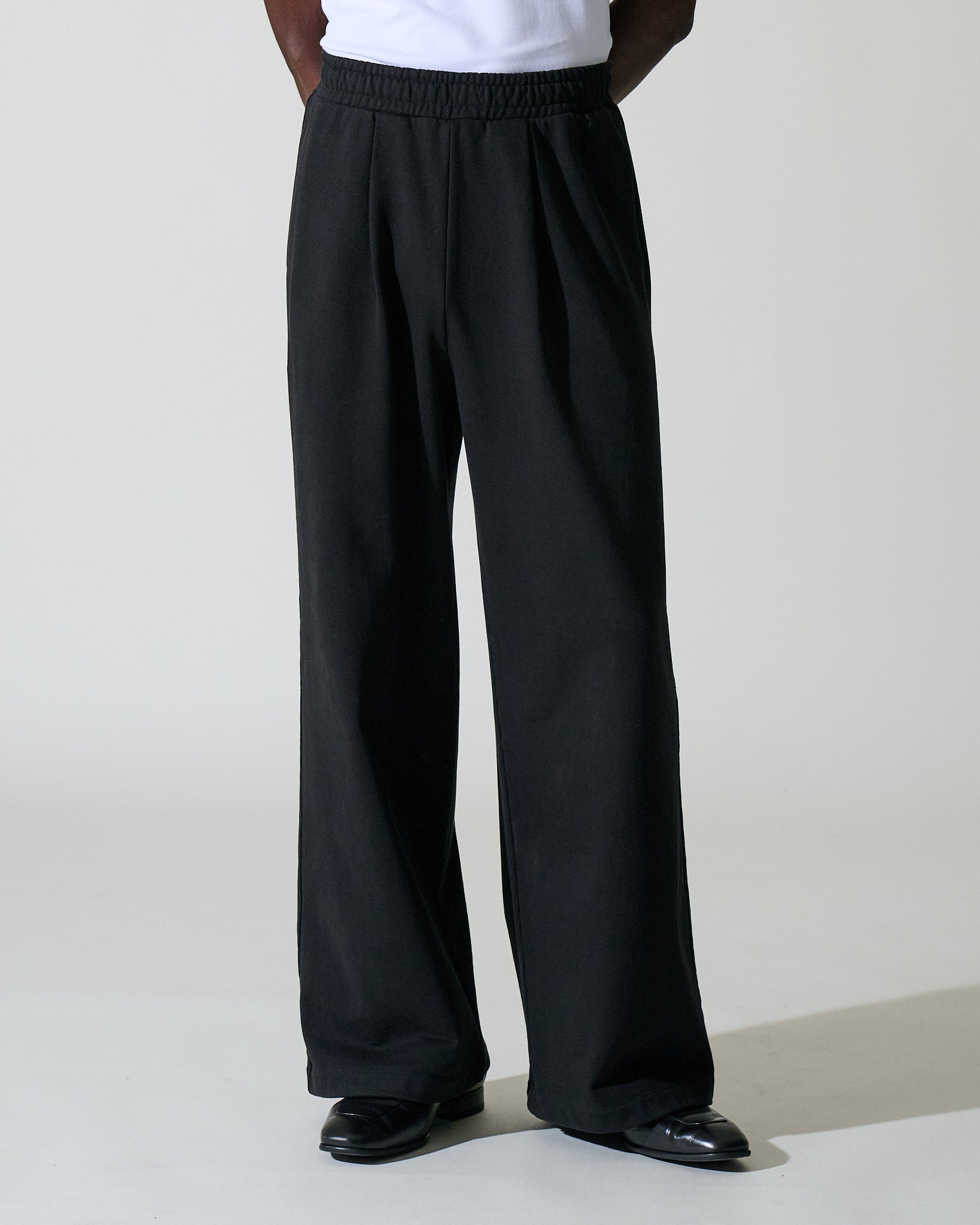 HIGH-WAISTED PLEATED SWEATPANT