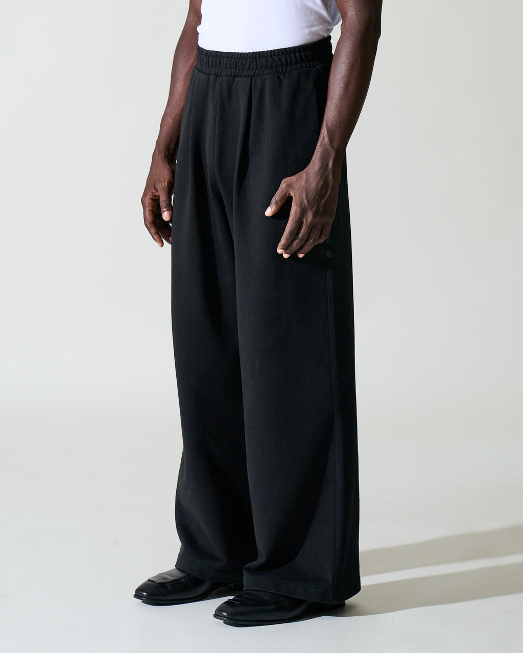 HIGH-WAISTED PLEATED SWEATPANT