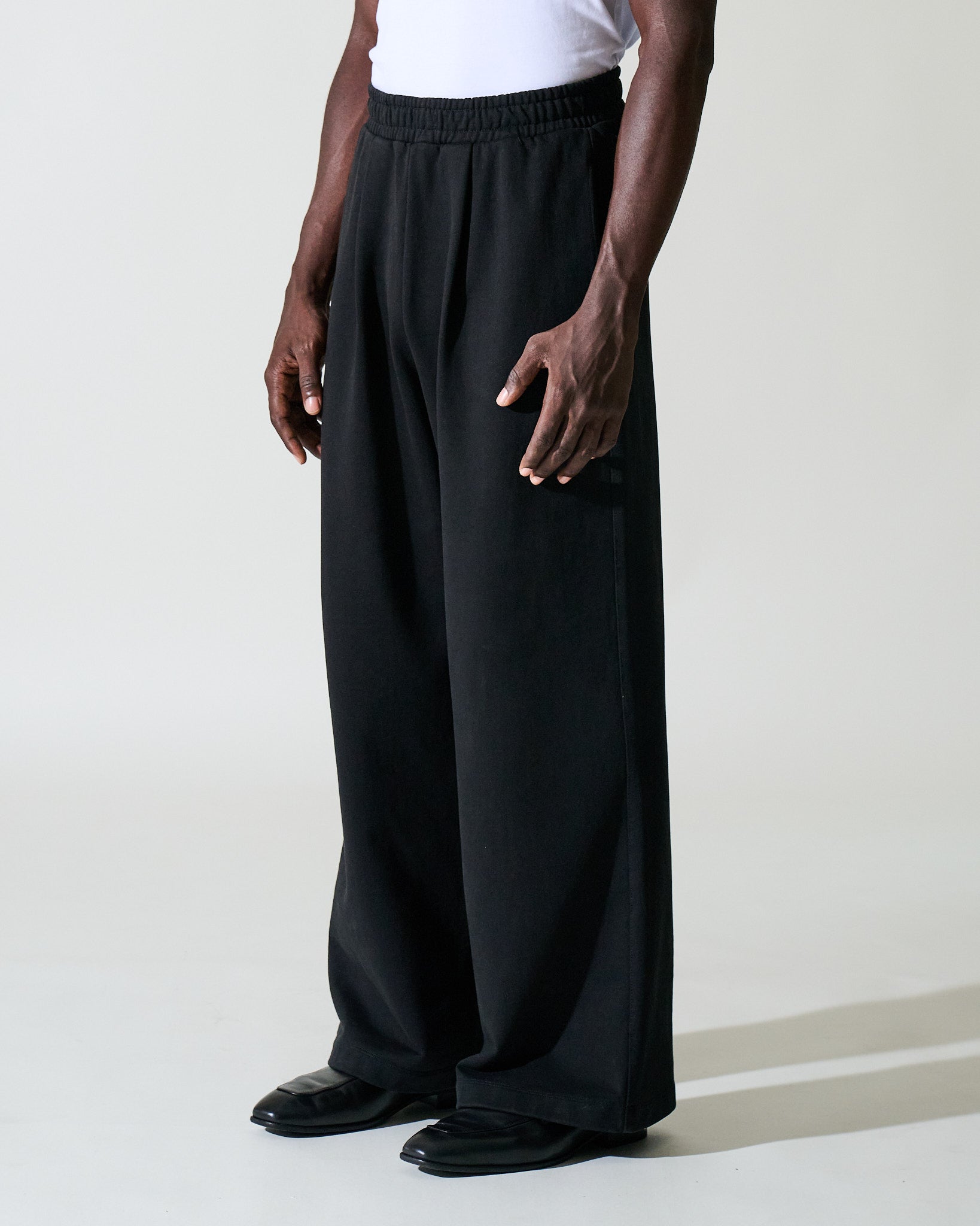 HIGH-WAISTED PLEATED SWEATPANT
